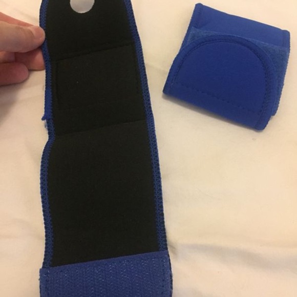 SOLD!NEW- Set of Wrist Supports - Picture 4 of 4
